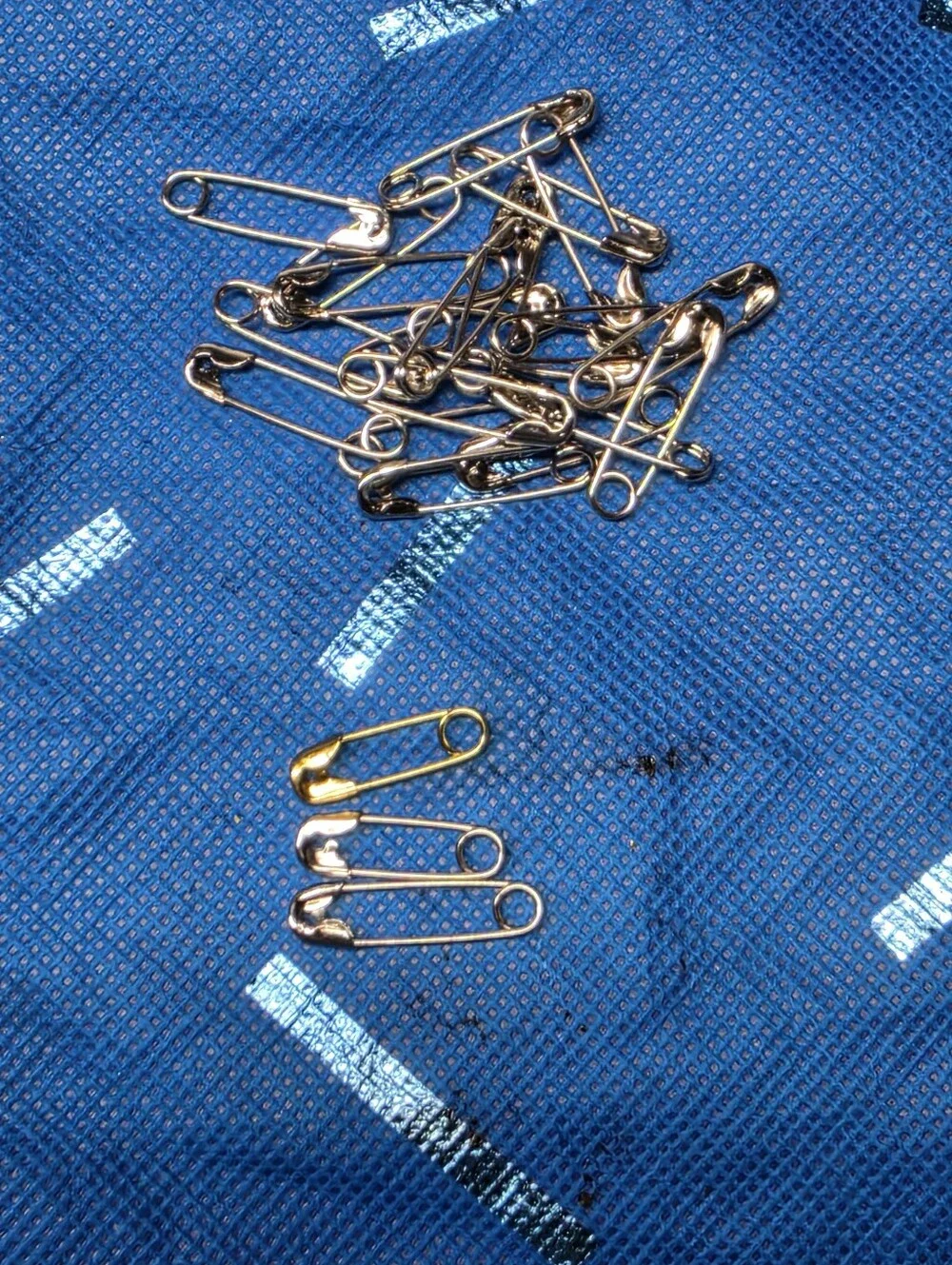 Lot Of Small 1/2 Inch Gold And Silver Safety Pins